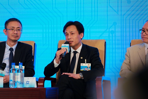 网龙ceo熊立在高峰对话环节发言