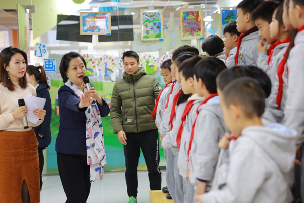 鞠萍姐姐在网龙星纪园小学指导孩子们排练节目