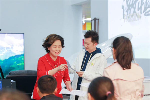 图为:《大手牵小手》栏目制片人,央视少儿频道主持人鞠萍姐姐和央视