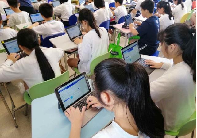 学生使用学习社区平台edmodo输入各自的职业理想,老师可通过普罗米